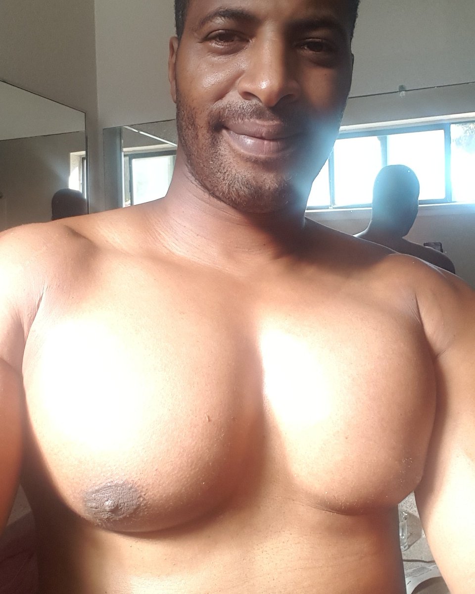 BoSwelly's tweet photo. Drums🥁! Gettn that beef back, im comn @issarae S3 auditions! #insecurehb #issarae #hard #workout #beef #beefcake #swoll #chest #BoSwelly https://t.co/UeP5Y4entp