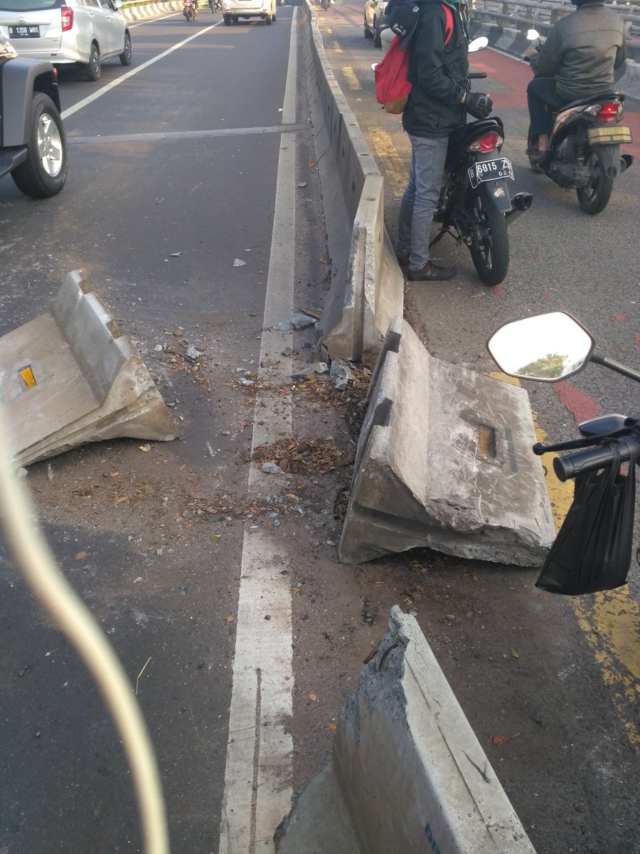 Mohon bantuan petugas, ada separtor busway ke tengah jalan membuat kemacetan di fly over permata hijau . <a href="/TMCPoldaMetro/">TMC Polda Metro Jaya</a> <a href="/RadioElshinta/">Radio Elshinta</a>