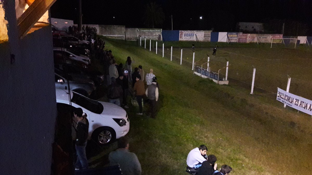 EmiliaSpinelli3's tweet photo. #AFlorida final del primer tiempo @ClubAlianza25 vence 1 a 0 a @AtleticoFlorida
Mucha gente en el complejo de Alianza @futbolflorida https://t.co/qKIPk5uUXf
