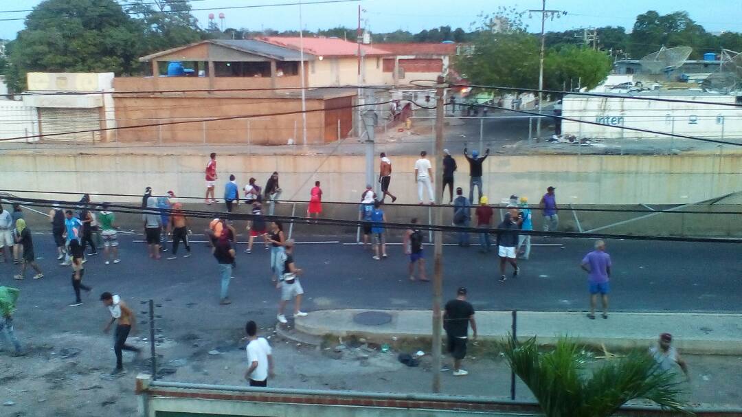 MetroMaracaibo_'s tweet photo. #AHORA Violentos derrumban cerca perimetral del #Metro, en adyacencias a la estación El Varillal @mpptop https://t.co/flwjmqmGcD