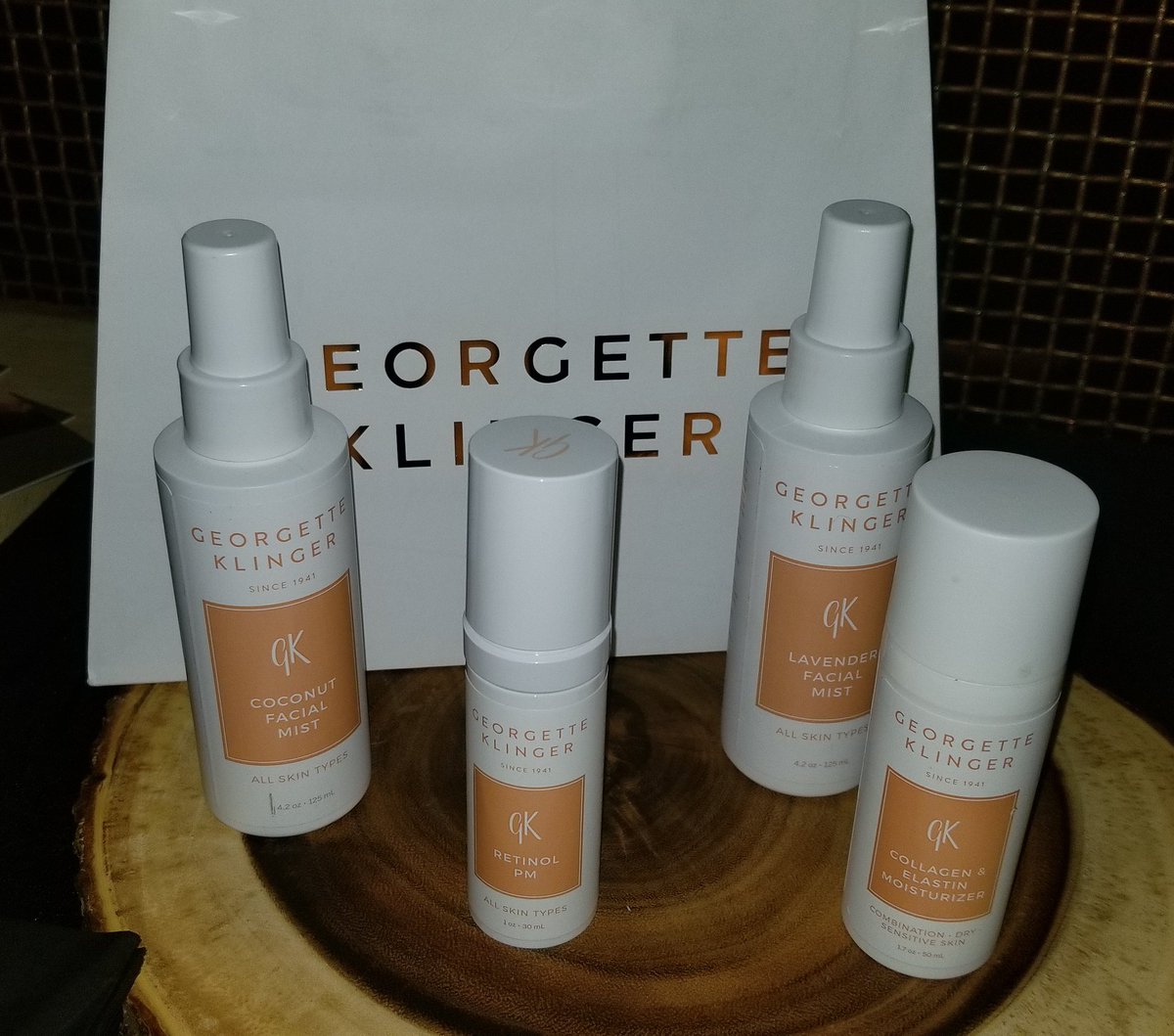 DailyYumBuzz's tweet photo. . @Klinger1941 all natural cruelty free, vegan skin care like a full home spa, smells amazing @mediamaison #giftguide https://t.co/Qv7hlK2FVa