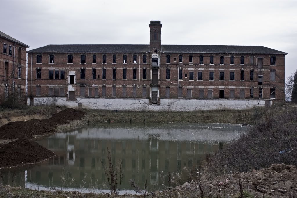 Dimzy_mG's tweet photo. @joe_weller_ St Crispins Abandoned Mental Asylum in Northampton https://t.co/w5ugRGaBbP
