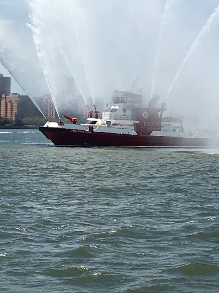 7BOOMERESIASON's tweet photo. Awesome sight! @FDNY fireboat display on the Hudson. #FDNY https://t.co/CJfYEkfWkG