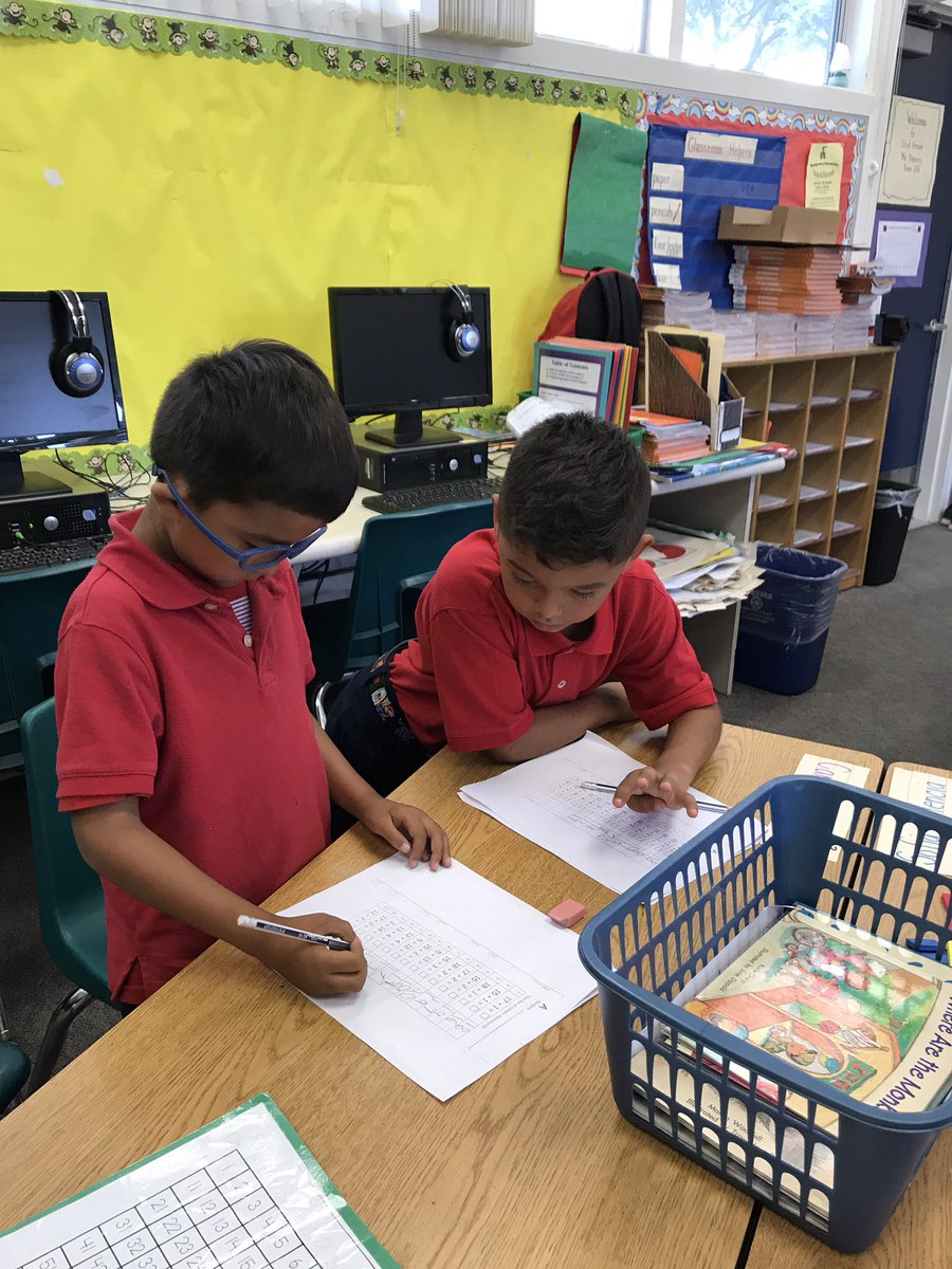 Monty_Eagles's tweet photo. #MontyScholars applying math skills with #partners #mathdialogue in Ms. Ramirez #Good2Great https://t.co/8aCSkCIEbA