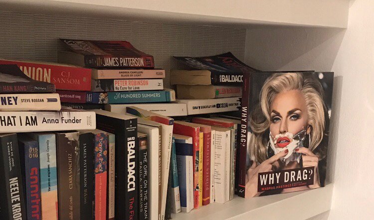 DanLazarAgent's tweet photo. There she is. The joy of traveling & bumping into a familiar face -- & book. #whydrag @ChronicleBooks 📚💄 https://t.co/kJpdFXqZJw