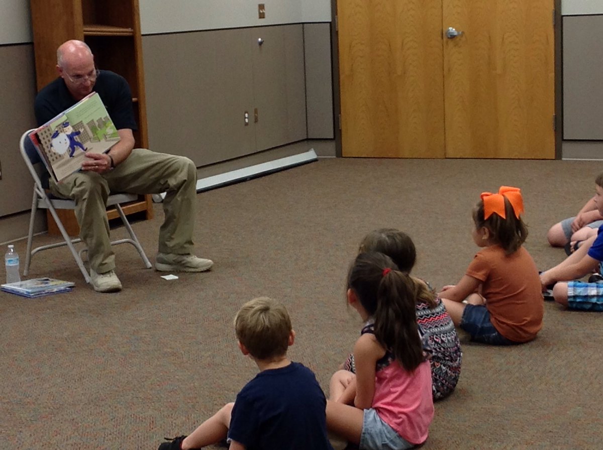 lubbocklibrary's tweet photo. Thank you @LubbockPolice for a great storytime at #PattersonLIB this morning! #LBKSummerReading #LBKLIB ๐ฎ๐ https://t.co/Nr7eGLlzGR