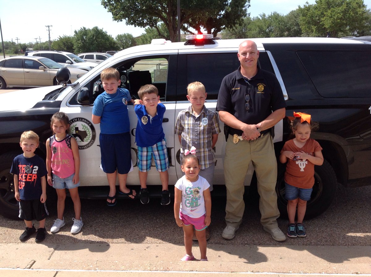lubbocklibrary's tweet photo. Thank you @LubbockPolice for a great storytime at #PattersonLIB this morning! #LBKSummerReading #LBKLIB ๐ฎ๐ https://t.co/Nr7eGLlzGR