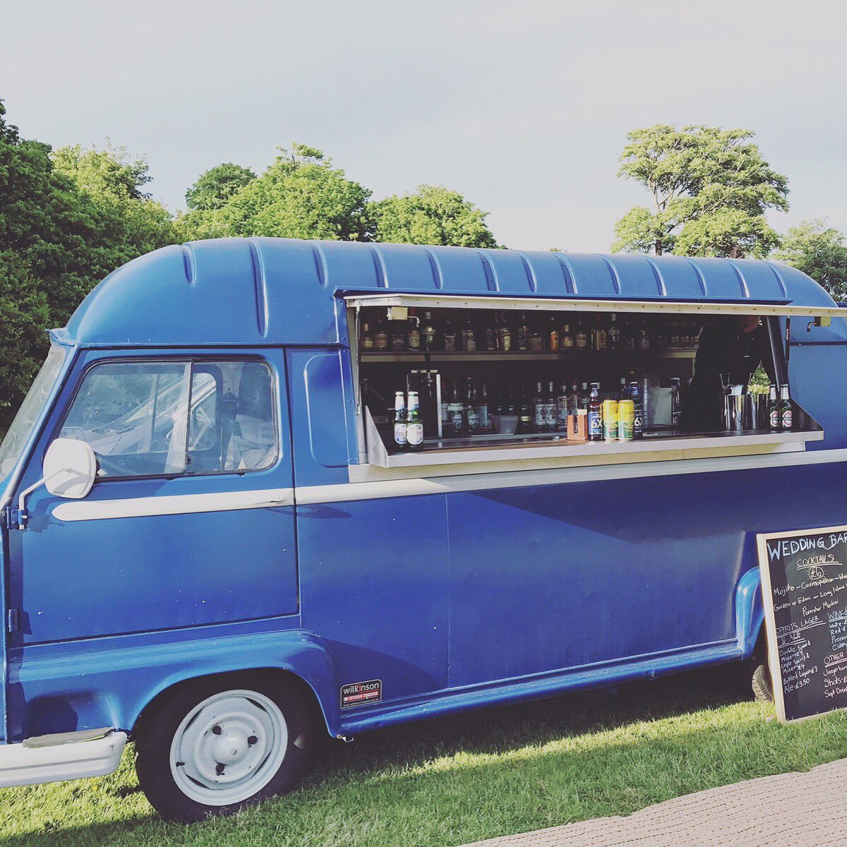 Esther, our vintage Estafette bar is available for your wedding in 2018! Get in touch #WeddingHour