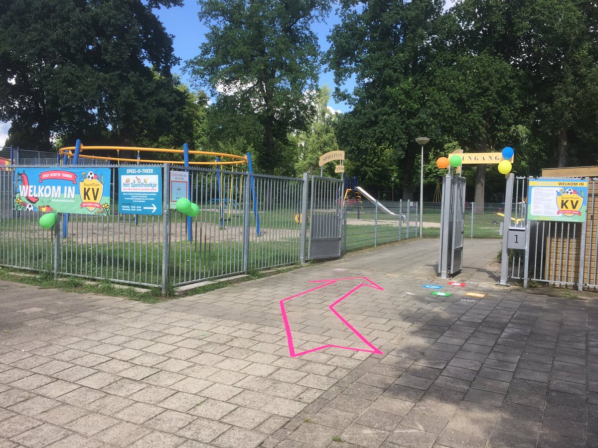 Gelijk even de #CodeKV pictogrammen op de grond gespoten voor de deur bij #BuurtTuinKV #deventer