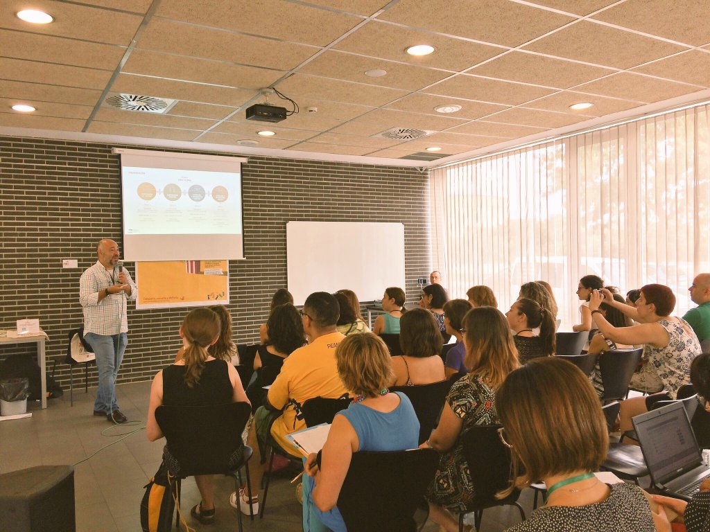 profedeele's tweet photo. Gracias, @SIELE_org , por apoyar nuestro encuentro didáctico #profedeele17 y gracias @garfuent por tu charla. ¡Fue excelente! 👏  #twitterele https://t.co/deYIC3oD7D