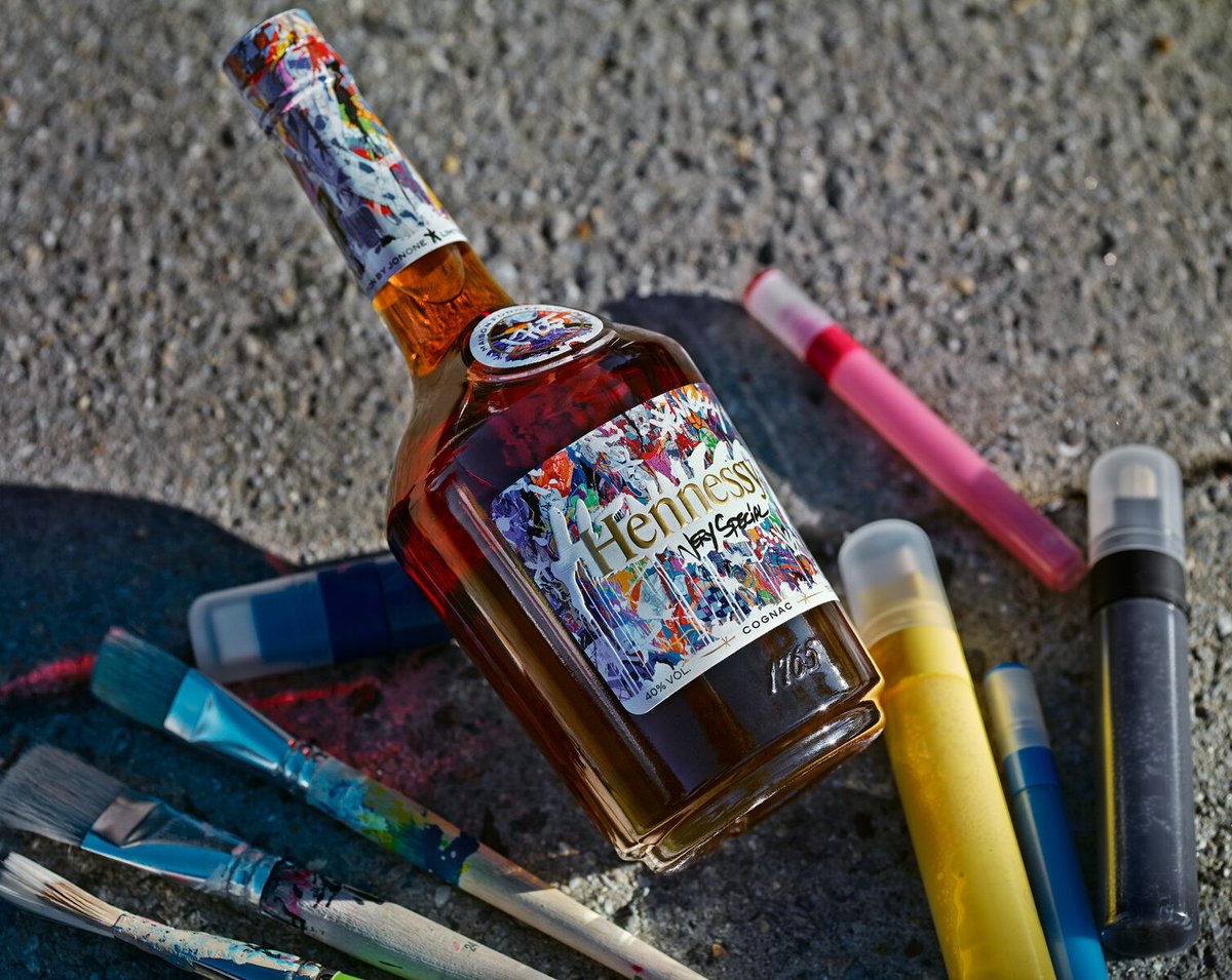 Artista #dominicano ilustra las botellas del cognac #Hennessy <a href="/JonOne156/">JonOne</a> fw.to/2rURiZK