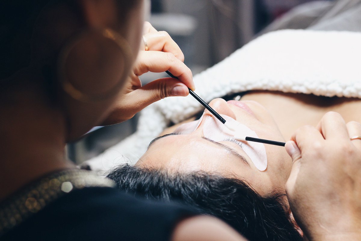 CilsPosana's tweet photo. #WednesdayWisdom : Immersion sur notre page FB @CentredeBeautePosana pour vous enseigner les étapes d'une pose d'extensions de cils. #Lashes https://t.co/QAr8DK3jXP