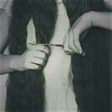 هيه حيره🍂
وحيره النثيه چبيرةة.🍃
من تحس ماخوذ حكها .💔
بلا وعي تكص الضفيره💇🥀
