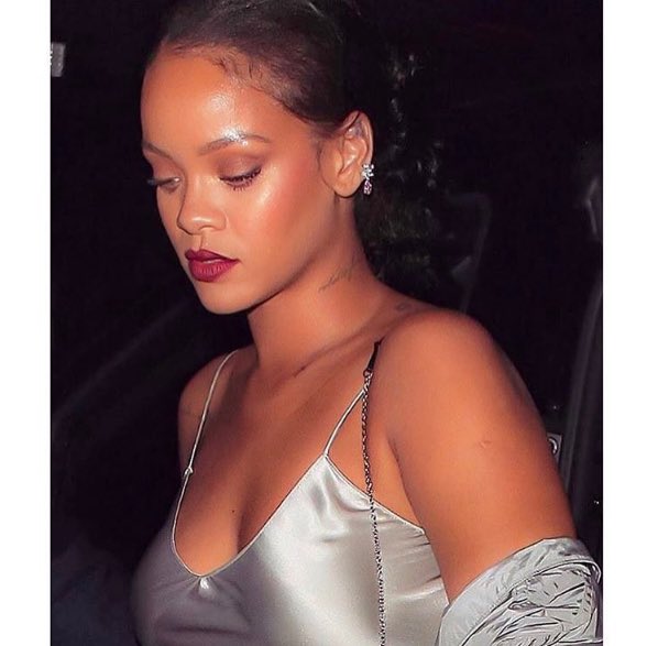 cache_cosmetics's tweet photo. Can't wait for our girl @rihanna to come thru this fall! ✨💕✨💕✨💕 #FentyBeauty #fall2017 https://t.co/CPBG5RR0kc