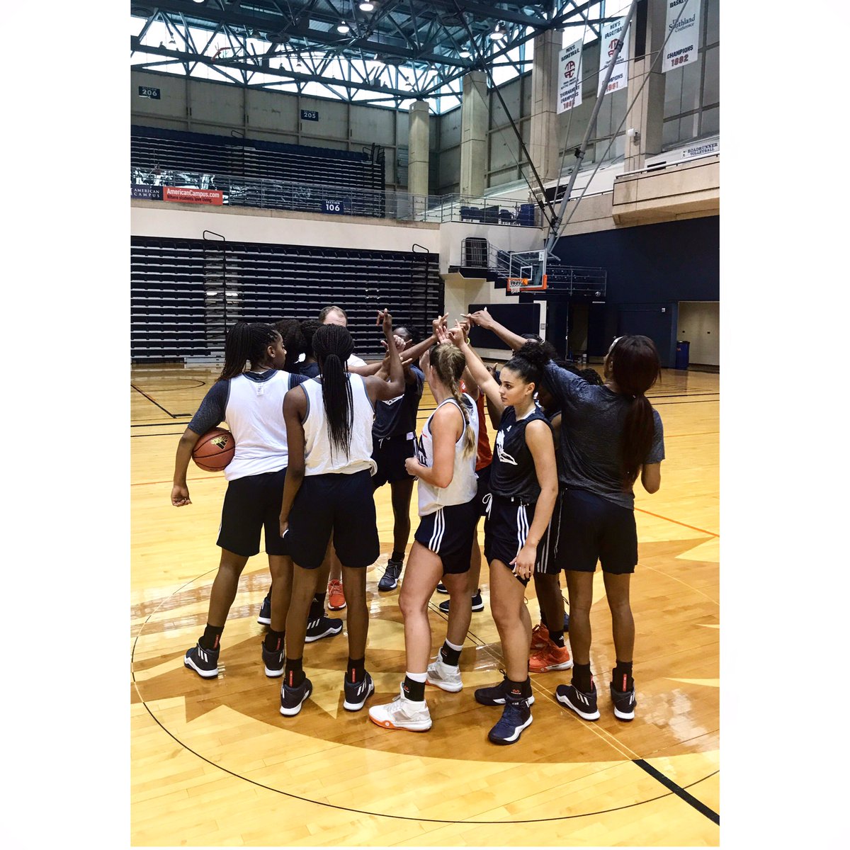 UTSAWBB's tweet photo. Quick workout before our coaches head out to look for some Roadrunners! #utsawbb #summerworkouts https://t.co/49hHWUamTV