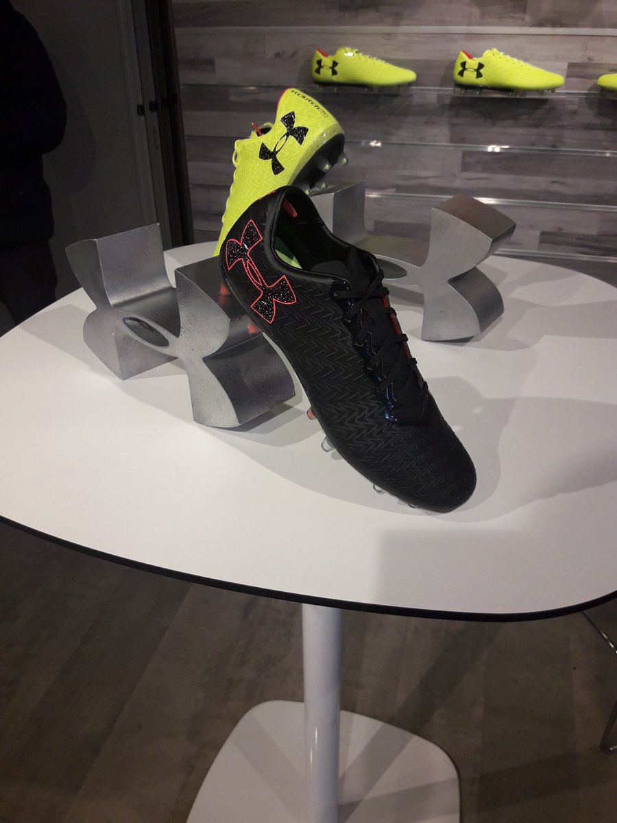 EdsonFiv's tweet photo. Estos son los zapatos que utilizará @el_mago_oficial en el próximo torneo #ConclaveExplicaciones @UnderArmourCL https://t.co/CfEmoPZdCo