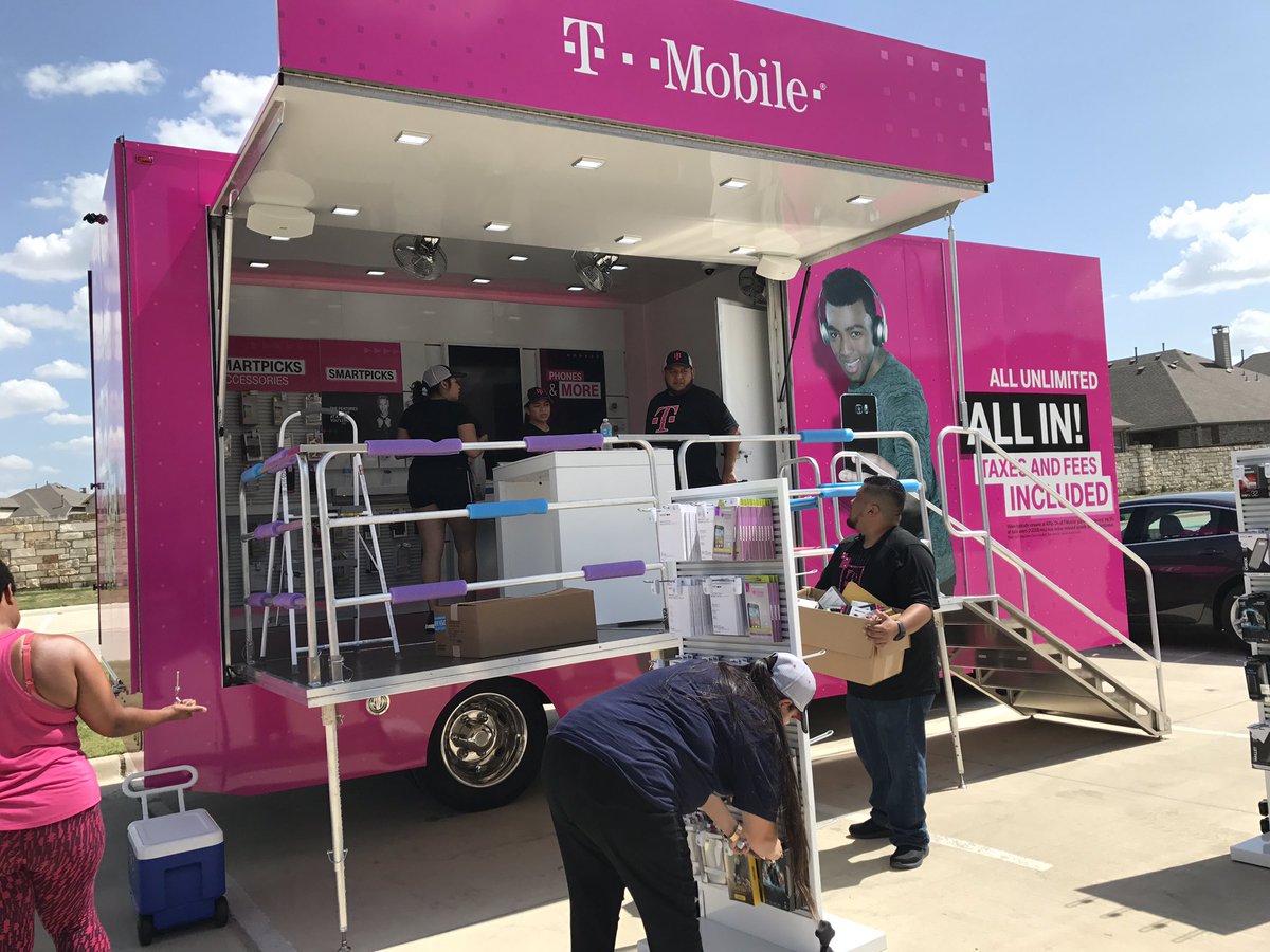 MarkOrtegaAP's tweet photo. Check out @MagentaCowboy !!! First @TMobile Mobile Truck in South Central!! #DFWRepresent https://t.co/MNWbWcXKJ1
