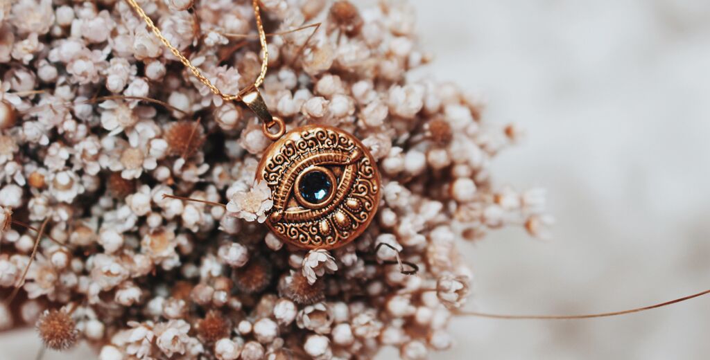 alexandani's tweet photo. Learn why #evileye is one of the strongest and most powerful symbols + how it can protect you > https://t.co/GLcYHa9YaD https://t.co/YMUxdhvLAZ