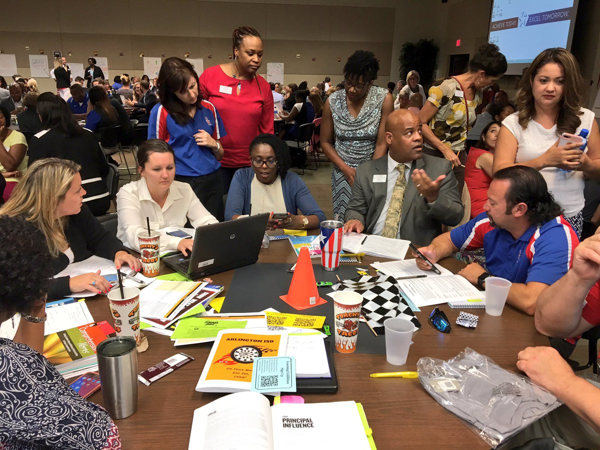 SamHoustonHS's tweet image. #ILA2017 #SamSide Leaders learning together! 🔴⚪️🔵🎓🎓#SAMSTRONG