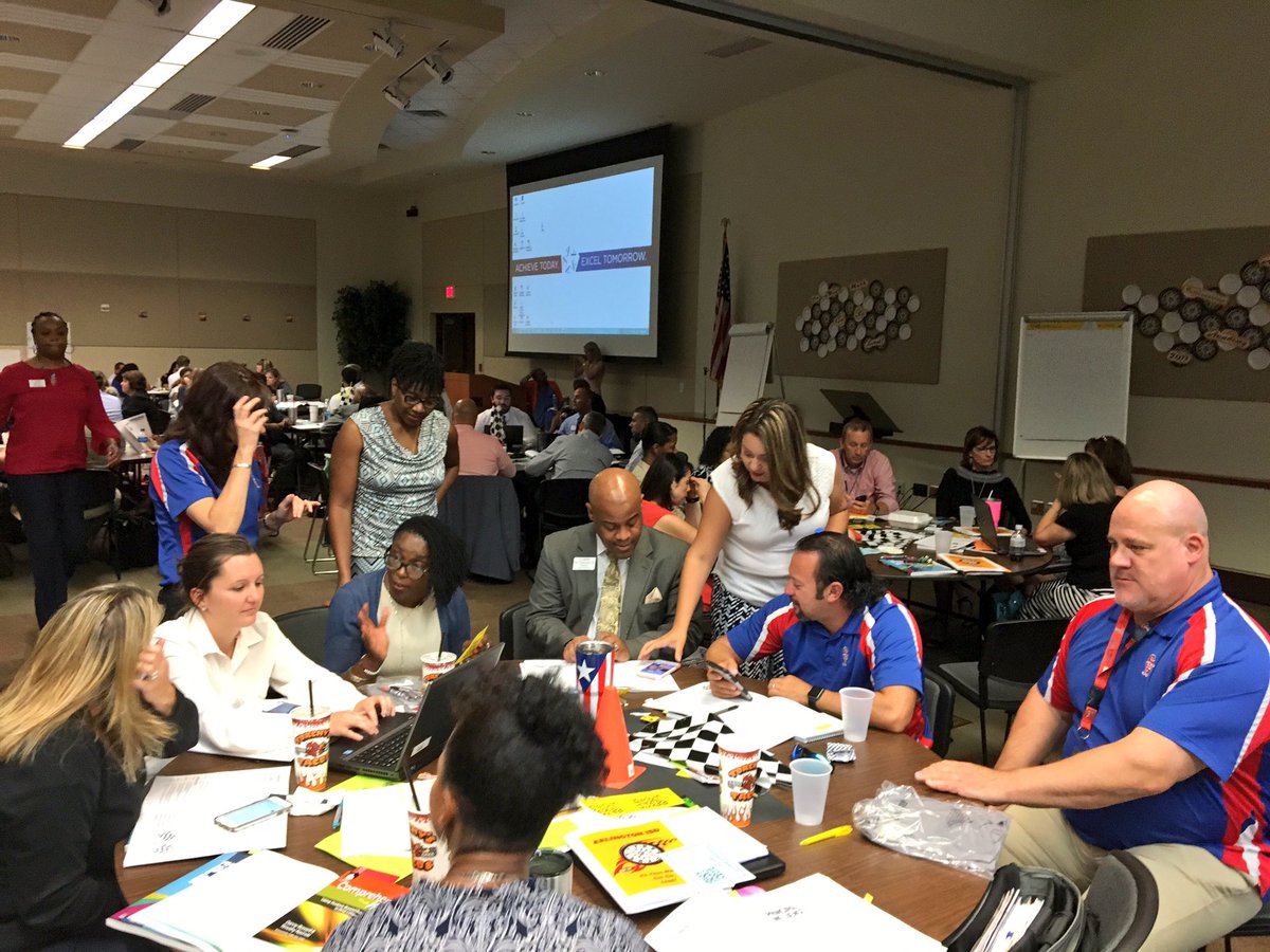 SamHoustonHS's tweet image. #ILA2017 #SamSide Leaders learning together! 🔴⚪️🔵🎓🎓#SAMSTRONG