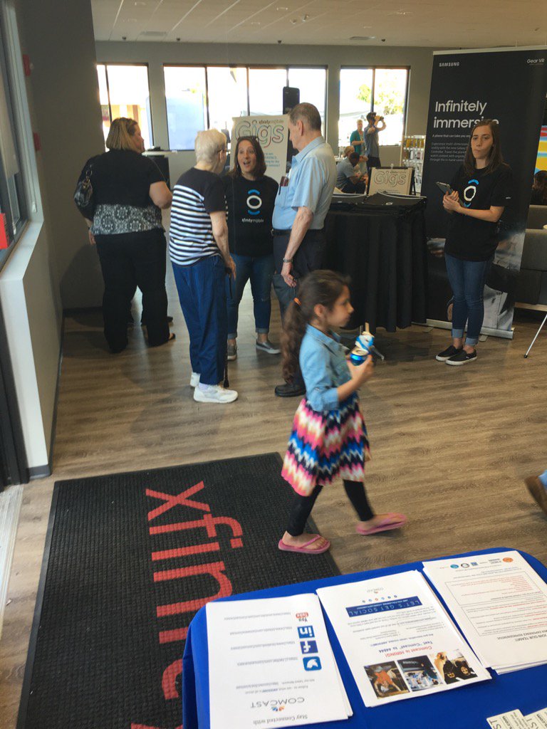YMaichao's tweet photo. Lowell Block Party Today! 4-8p! 199 Plain St, Lowell. Wireless Services now available to Current Comcast Customers! https://t.co/r2MIprGWGu