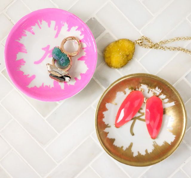 YesMissy's tweet photo. Decorate your whole life from the walls in your home to the shoes on your feet, with these 20 Sharpie decor ideas: https://t.co/dMIr0RfTMn https://t.co/QBb4B8XDMQ
