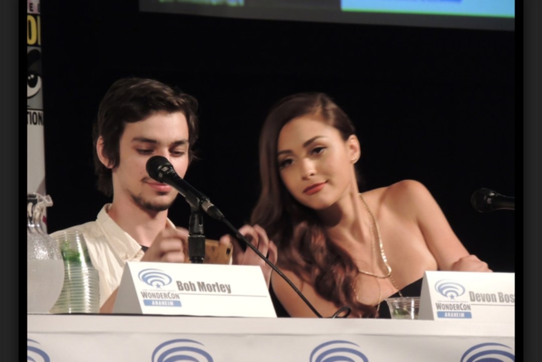 StephWinter1289's tweet photo. #WaybackWednesday @devbostick @WildpipM @linzzmorgan ♥💕😊 #The100 #ComicCon2014 #Wondercon2014 https://t.co/1N83eYdfYZ