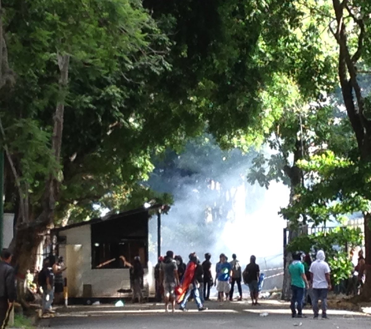 Yaymar's tweet photo. #26Jul 5:05 p.m. Fuerte represión en La Urbina. Se escuchan detonaciones automáticas. https://t.co/Ek3IX8jd5t