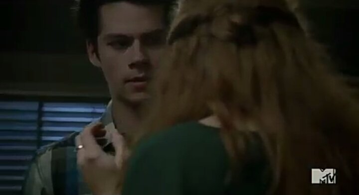 newstwbr's tweet photo. Stiles abraçando a Lydia após ela descobrir a "morte da Meredith". https://t.co/lR4WDsBrMT