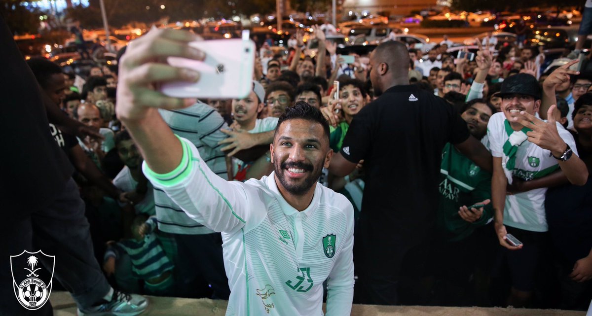 MnbrAlahlisa's tweet photo. صور 1️⃣ | م�� زيارة اللاعب محمد العويس لـ متجر الأهلي .. https://t.co/pz6OlPLt2E