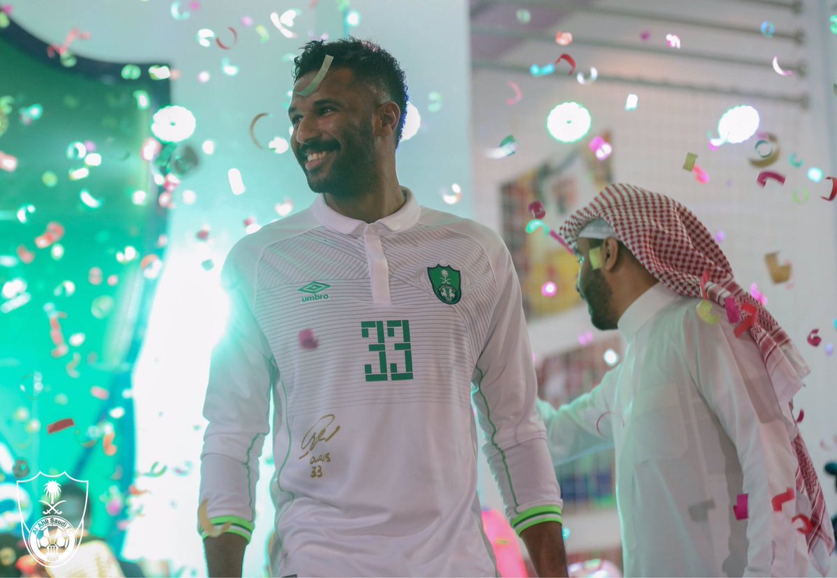 MnbrAlahlisa's tweet photo. صور 1️⃣ | م�� زيارة اللاعب محمد العويس لـ متجر الأهلي .. https://t.co/pz6OlPLt2E