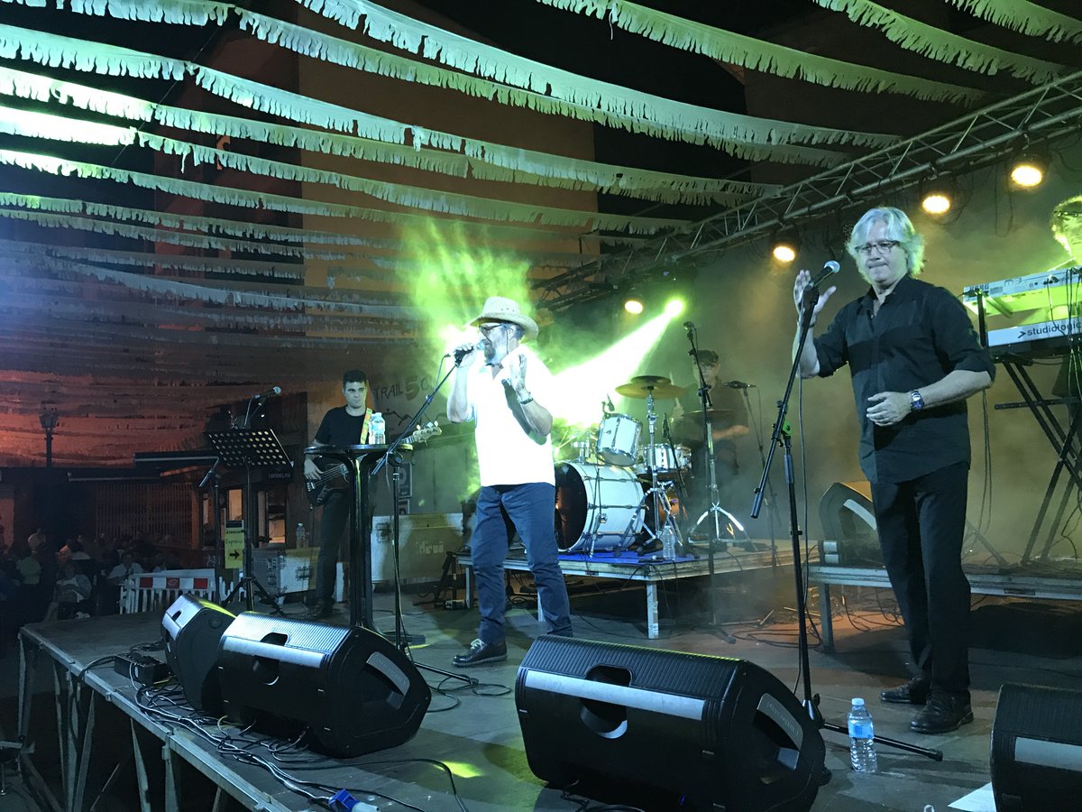 Entrega del Premi Santa Anneta de <a href="/titoieta/">Titoieta Ràdio</a> Ràdio a Tomeu Penya a sa plaça d’Algaida. Un ‘poble collonut’ #festesalgaida17