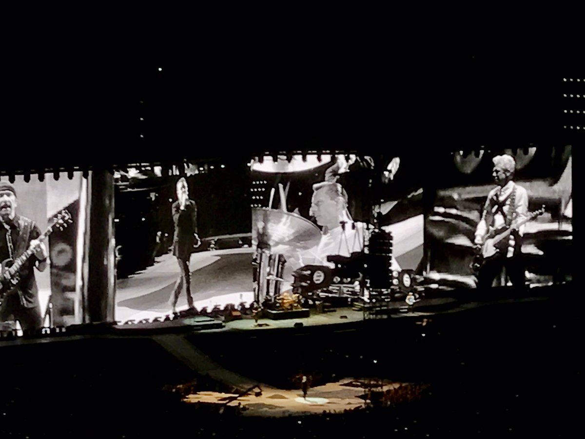 Entendre la voix de Bono s'envoler dans le ciel du <a href="/StadeFrance/">Stade de France</a> : juste magique ! En bonus : Noel Gallagher ! Concert de #U2 au top !