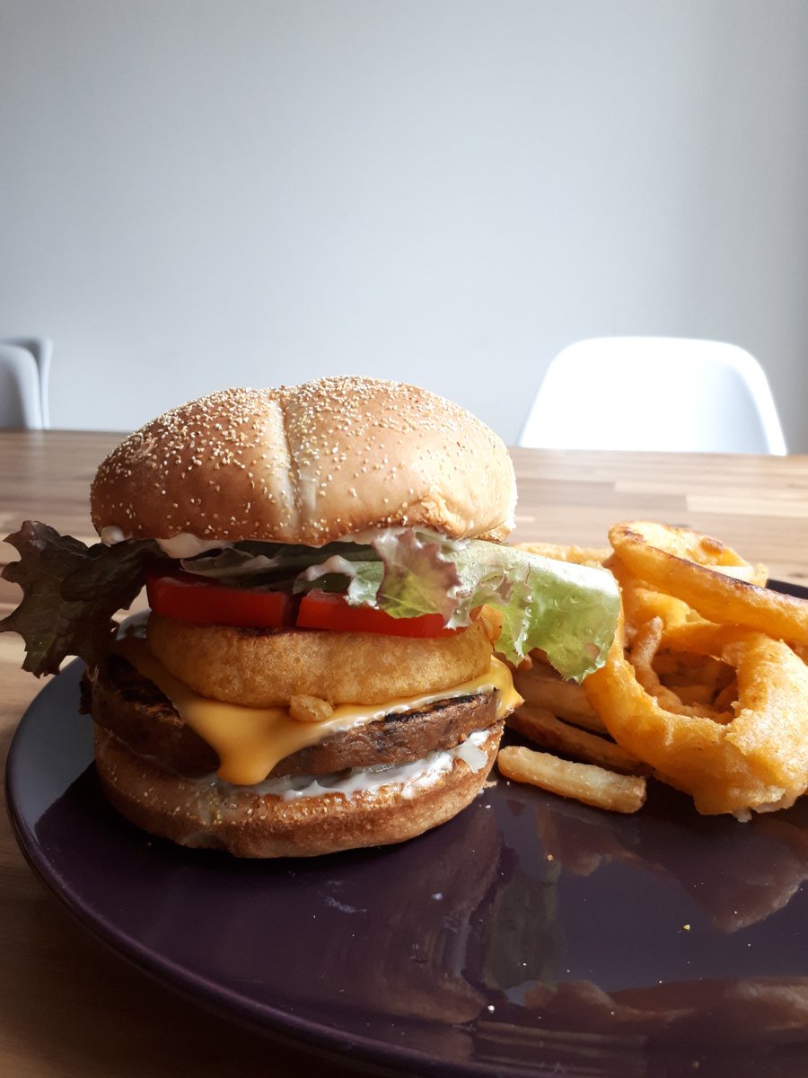 lesucreaufour's tweet photo. Ce que nous mangeons ce soir! Après une grosse journée dans les #gateau3d #végétarien #veggie #burger https://t.co/e9NMPExYq2