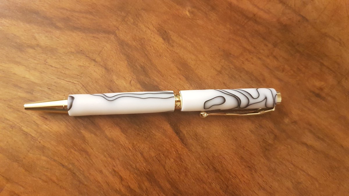 laraamandamarsh's tweet photo. Check out my new pen! Courtesy of the boyf 😊 love it 💓🖋️ Now to decide what to write 🤔 https://t.co/qQb6lETSEY