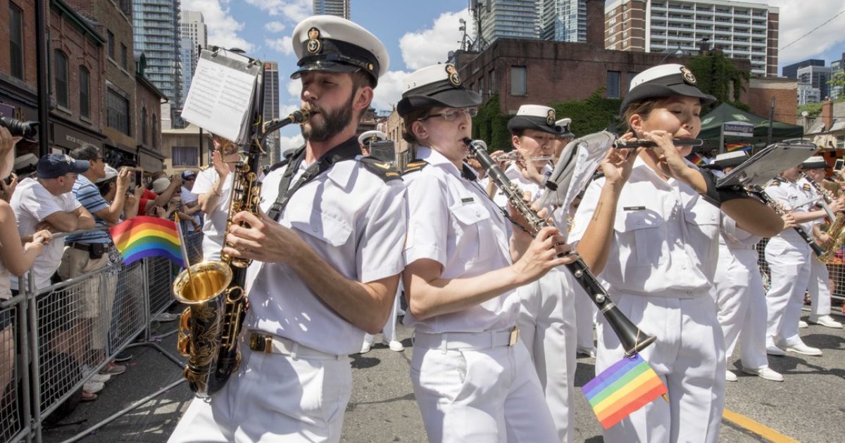 HuffPostCanada's tweet image. Canadian military’s response to Trump transgender ban is super classy 🏳️‍🌈
 huffp.st/hdAcbnD