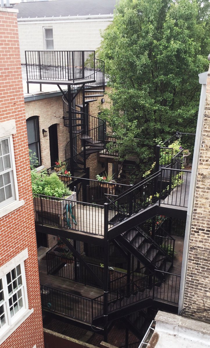 KarenKempf_Int's tweet photo. Rear Window vibes in Chicago. https://t.co/fR0kkuwpNg