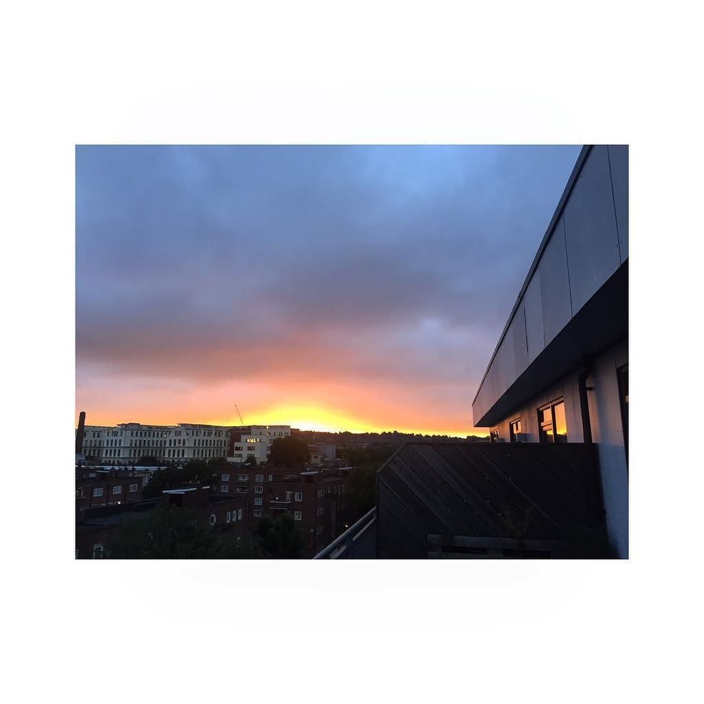 themakingoflola's tweet photo. Teaser on the balcs tonight ๐ #sunset_itis #greatendtotheday #sunset #london #heretostay #3moreyears!! #2020 https://t.co/fVyPuGuyb6 https://t.co/FTMKMiA25L