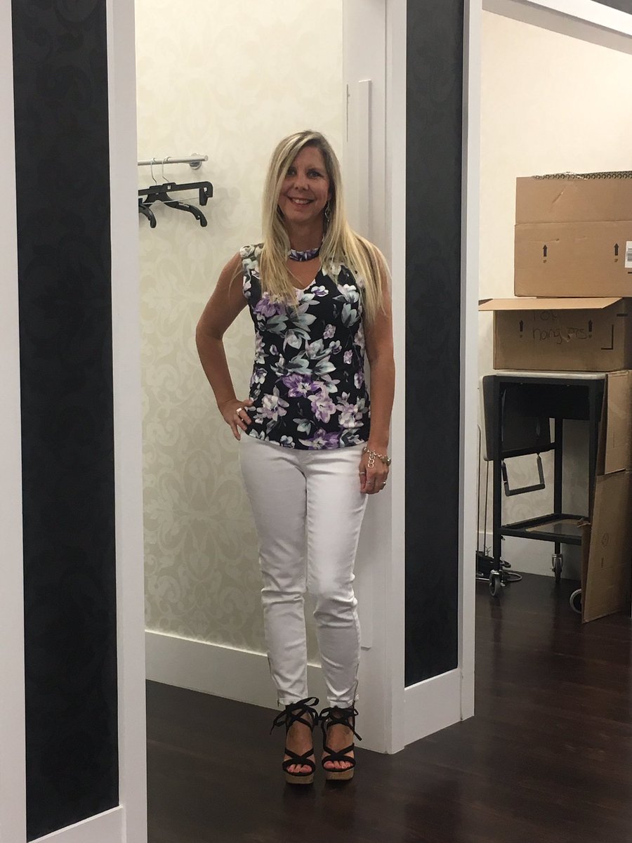 RachelFerrucci's tweet photo. Not happy w/ my dress choice so what else is a woman to do but SHOP! #FunatFOX #25YearsProud so happens to be a Tangers Outlet @FoxwoodsCT https://t.co/wV0Z5G5MAP
