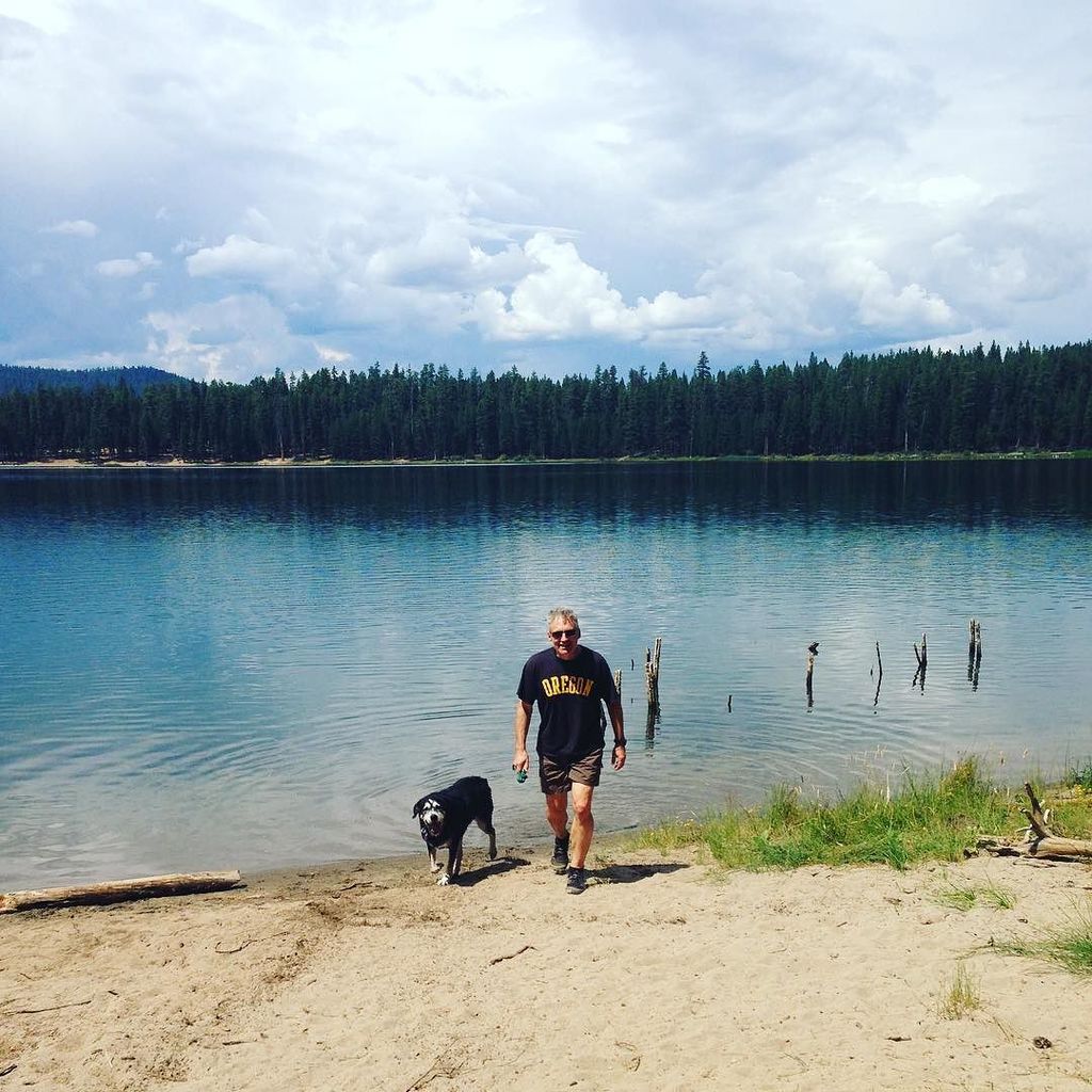 anoregoncottage's tweet photo. A man, his dog, and a beautiful high mountain Oregon lake. #happiness 😄☀️@brianboyslife #summer #highcascade #phot… https://t.co/2yzrNvejHx https://t.co/wxRxAztYxQ