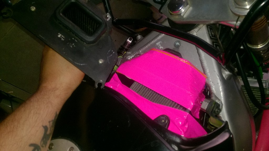 OHMracing444's tweet image. When having running issues on race day, and find out you left something off😞! #fieldrepairs at its best #improvised