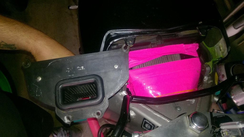 OHMracing444's tweet image. When having running issues on race day, and find out you left something off😞! #fieldrepairs at its best #improvised