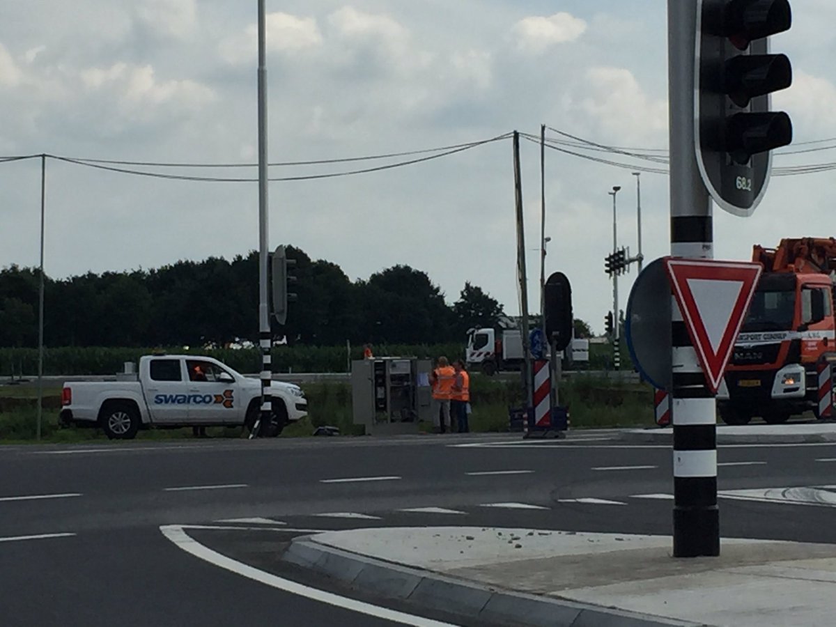 freekvandervalk's tweet photo. Weer 5 #iTC2 #Swarco vri's inbedrijf in samenwerking #PNB #BAM #DTV #HuiskensVRT N264 Haps https://t.co/raVXb1k9Ef