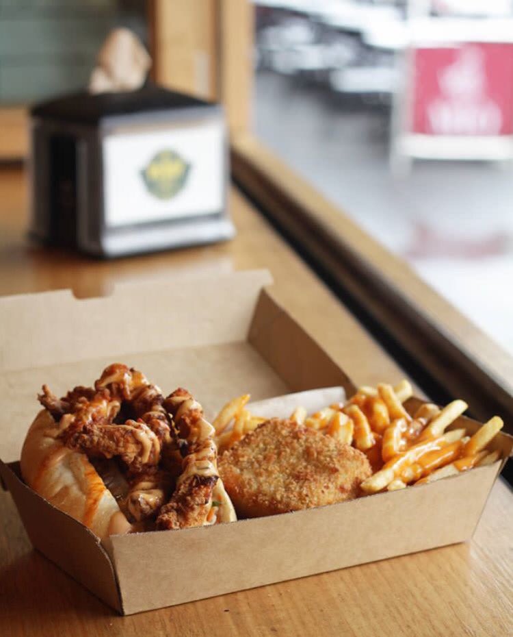 PoBoyQuarter's tweet photo. Lunch away from your desk today with our French Quarter lunch box comprising a Po'Boy, cheesy mac croquette &amp; French fries | 📸 @chug.com.au https://t.co/1K6hk8uVVy