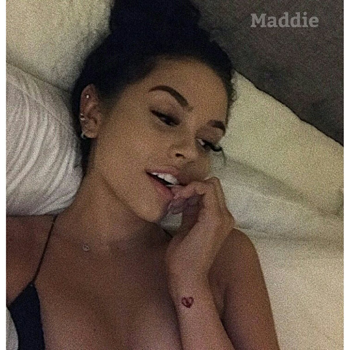 Would someone please free me from this boredom and talk to me?¿😇