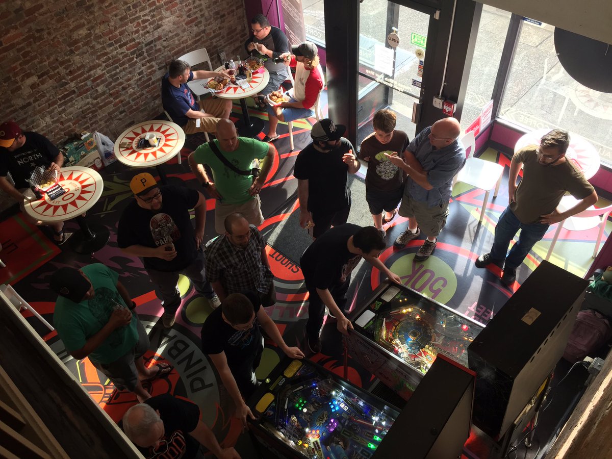 buffalopinball's tweet image. Awesome pinball people here. #pinburgh2017 @TOpinhead @richmondpinball @ThisFlippinCast