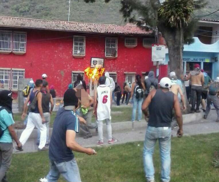 lizardo_jesus's tweet photo. #26Jul MERIDA: PUEBLO ENARDECIDO en Timotes saca a la GNaziB del pueblo y arremete contra sede de Alcaldía y Policía https://t.co/zULX7y51Er