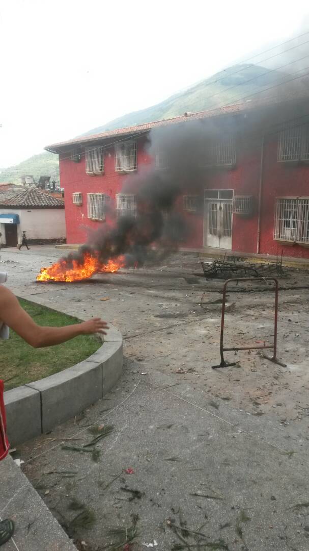 lizardo_jesus's tweet photo. #26Jul MERIDA: PUEBLO ENARDECIDO en Timotes saca a la GNaziB del pueblo y arremete contra sede de Alcaldía y Policía https://t.co/zULX7y51Er