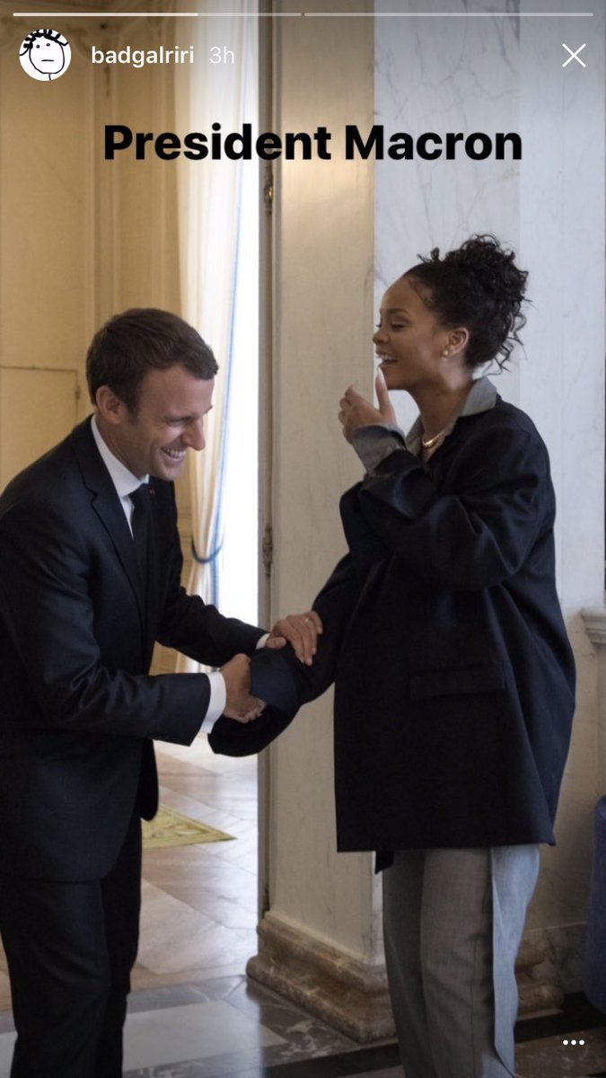 remi_rgm's tweet photo. Tire sur mon doigt #Rihanna #EmmanuelMacron https://t.co/nlYN5V0PVO