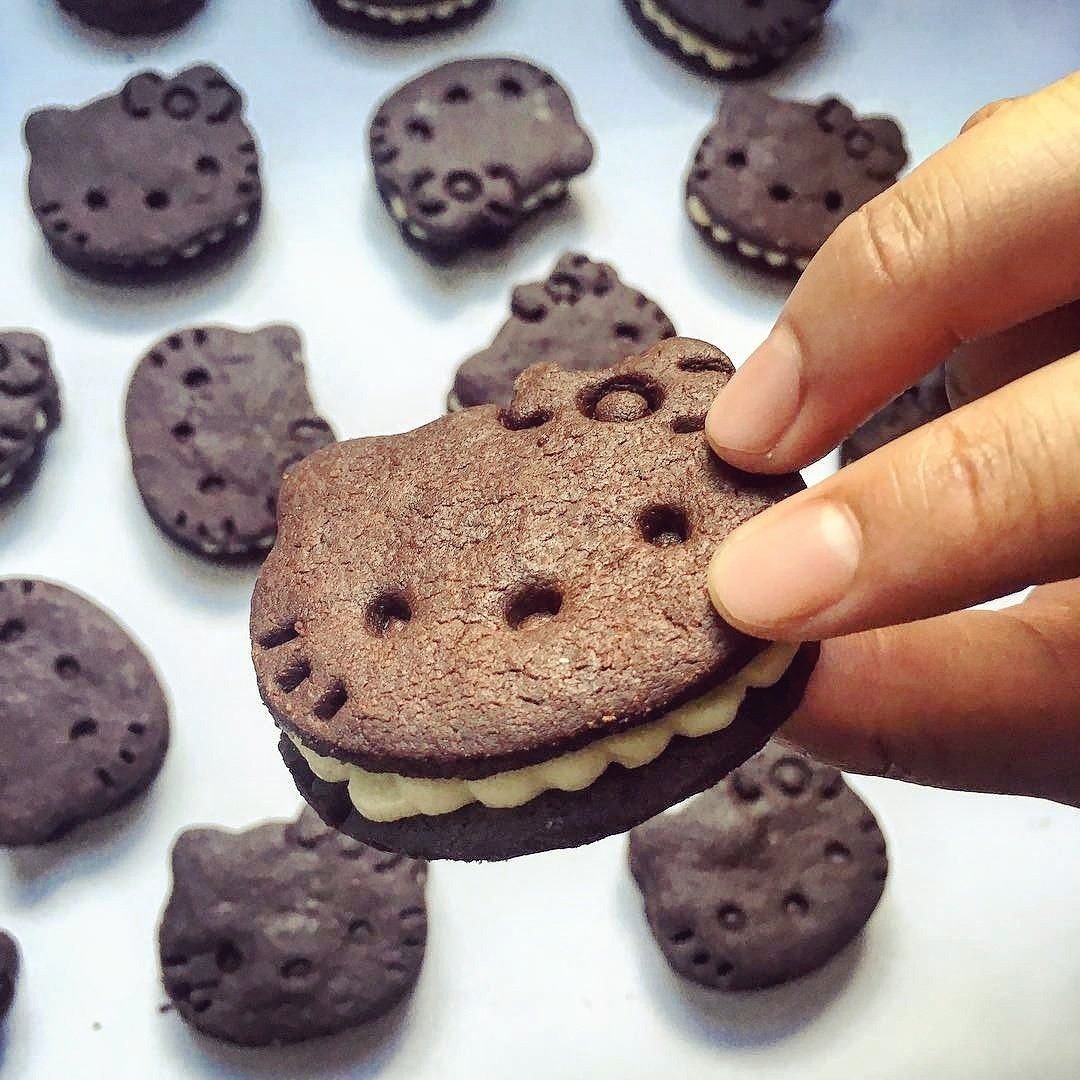 MiniMysterys's tweet photo. OMG 😍 Hello Kitty Oreo cookies! 🐱😻 more: https://t.co/3VPSZmwrXW 😙 #HelloKitty #oreo #oreocreation #cookies #Foodies #biscuits #kawaii #cute https://t.co/ZPGG4MxPlp